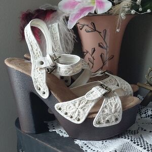 Y2K Candies 4" Lace Comfortable Lace Heals. Classic 2000 Style Size 9 Like New